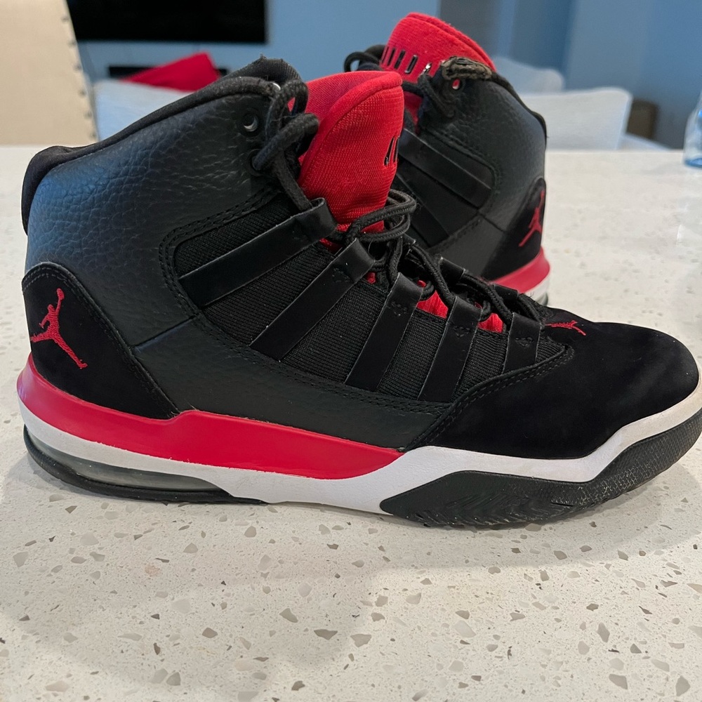 Nike Jordan Max Aura (GS) Youth Basketball shoes Black/Gym Red-White AQ9214-061